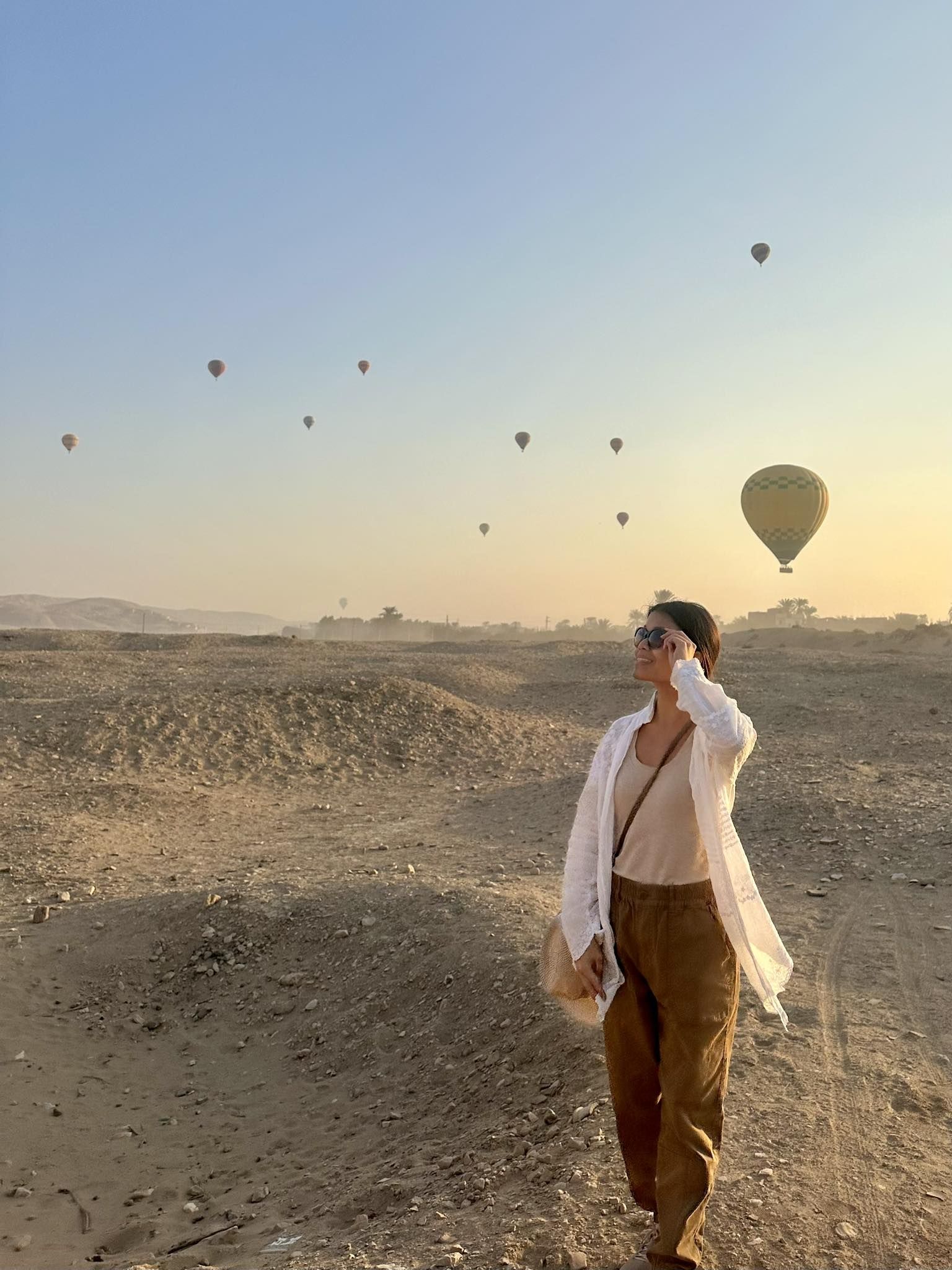 سعادة الأجانب خلال تحليق رحلات البالون سعادة الأجانب خلال تحليق رحلات البالون