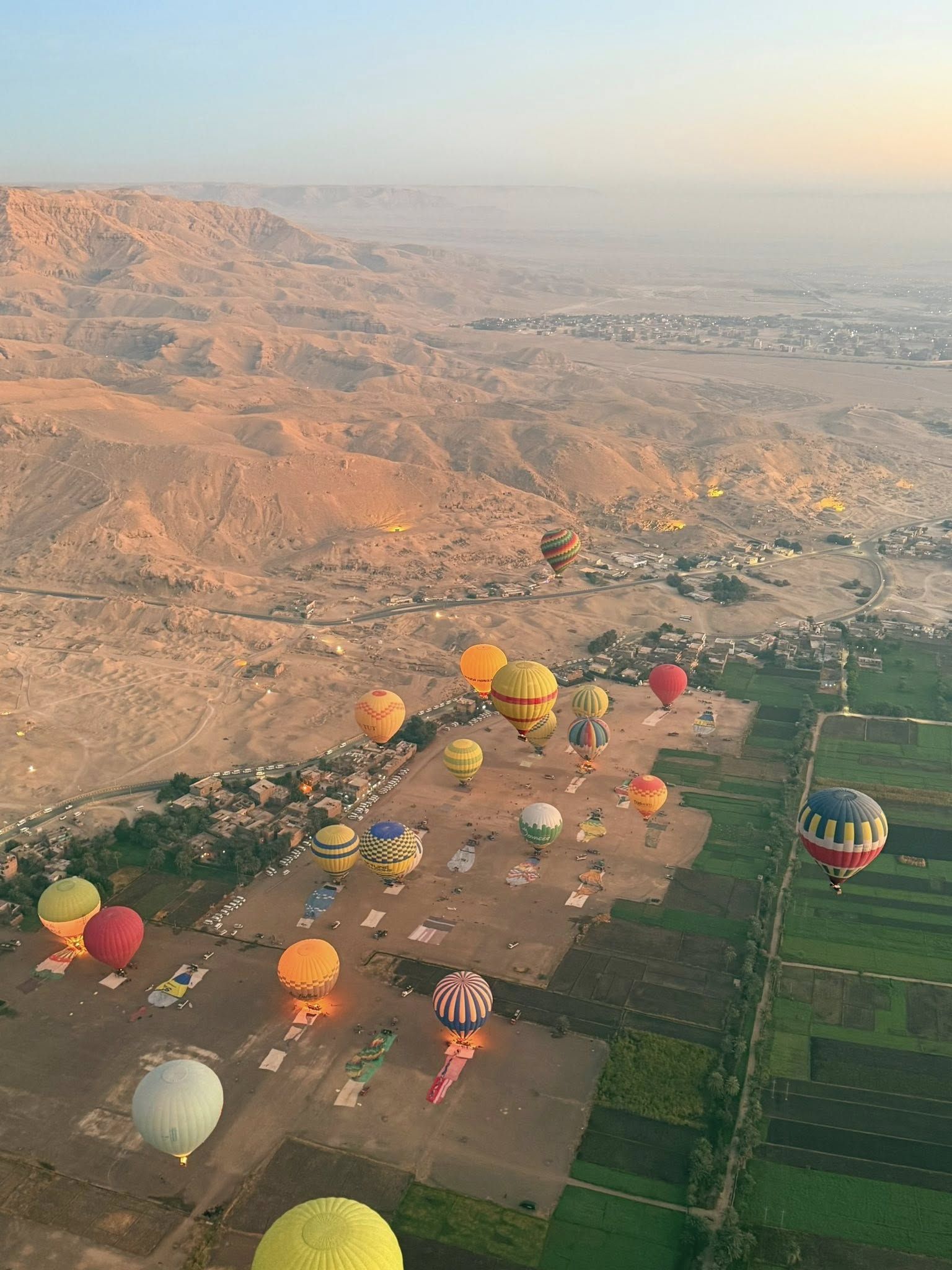 خروج رحلات البالون فى سماء الأقصر خروج رحلات البالون فى سماء الأقصر