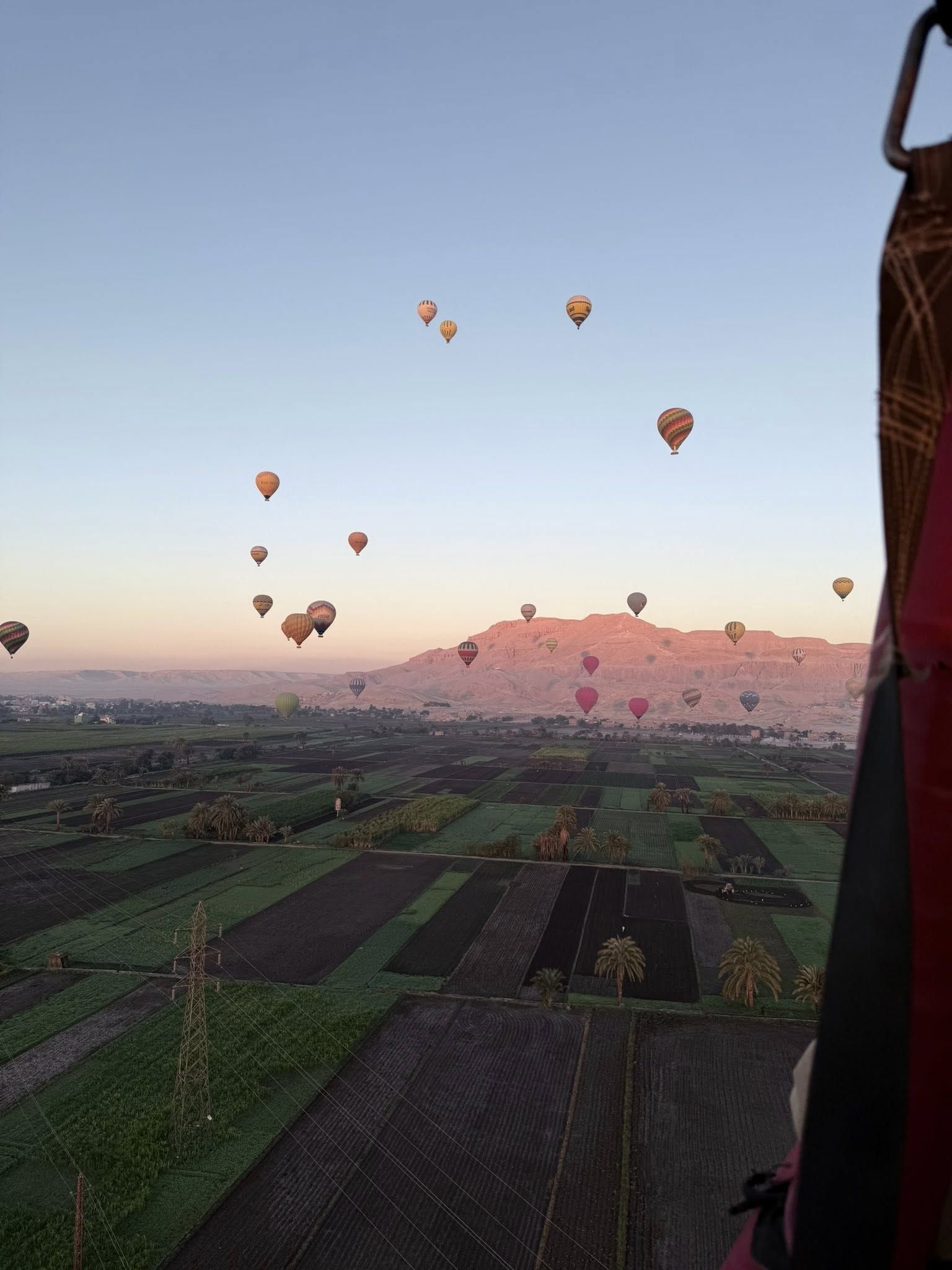 خروج رحلات البالون الطائر فى سماء الأقصر خروج رحلات البالون الطائر فى سماء الأقصر