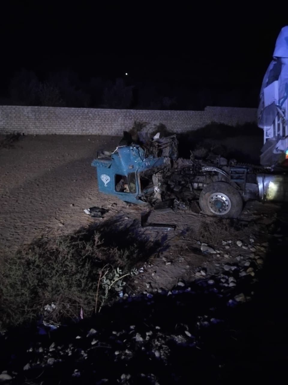 تصادم سيارتين تريلا على صحراوي إسنا (2)