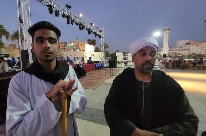 شيخ التحطيب يعلم إبنه أصول اللعبة فى مهرجان التحطيب سنوياً