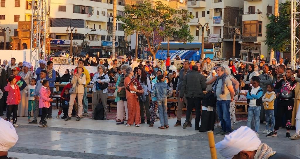 متابعة الجمهور والسياح لمبارزات التحطيب