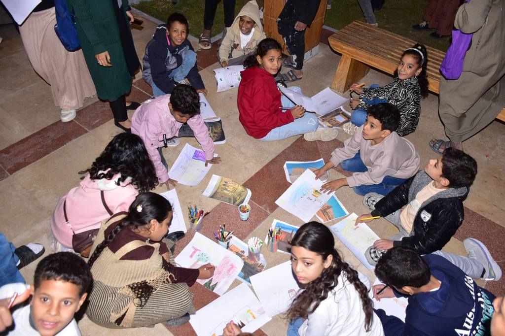 ورش رسم للأطفال على كورنيش النيل الجديد عقب افتتاحه رسمياً