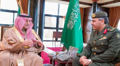 أمير تبوك يتسلم التقرير السنوي لجوازات المنطقة