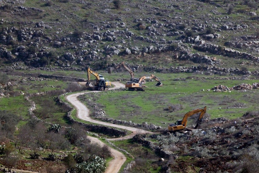 جرافات إسرائيلية وهي تسوي الأراضي الزراعية في بلدة سلات الحارثية، قرب مدينة جنين بالضفة الغربية، (2)