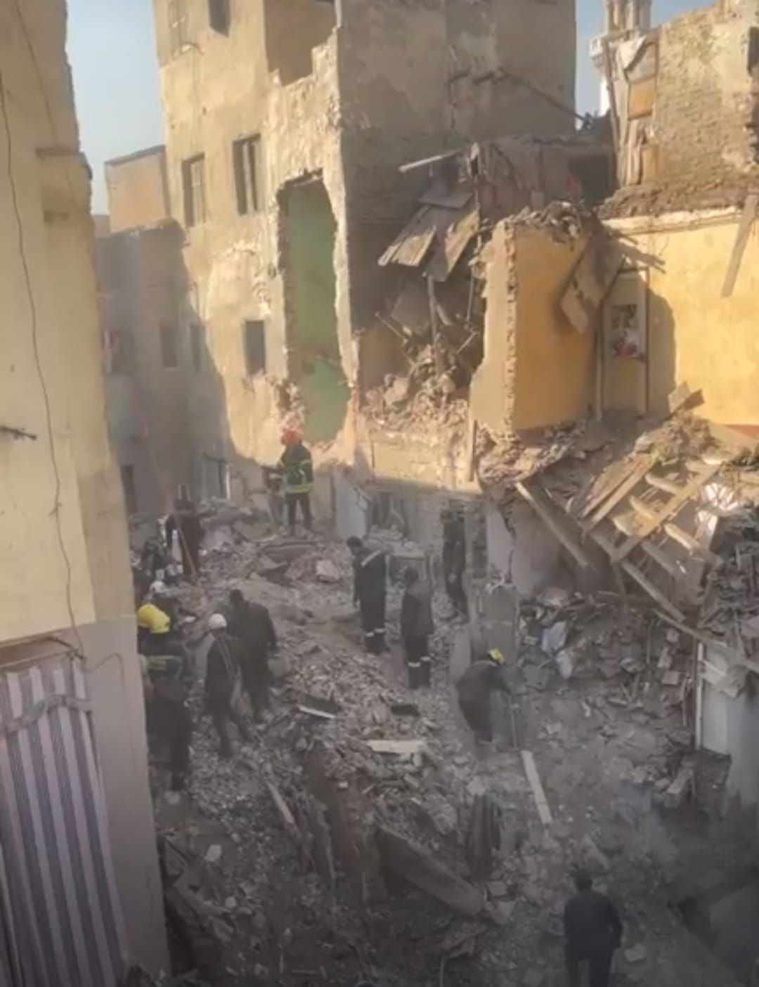 البحث عن أم و 3 أطفال بين المفقودين اسفل ركام عقار إمبابة المنهار (5)