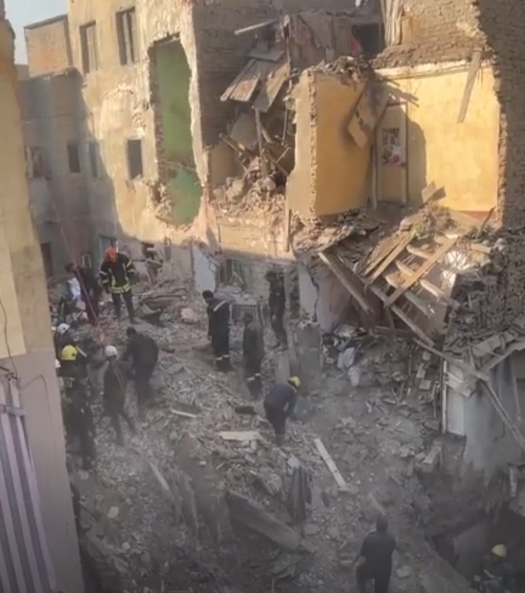 البحث عن أم و 3 أطفال بين المفقودين اسفل ركام عقار إمبابة المنهار (3)