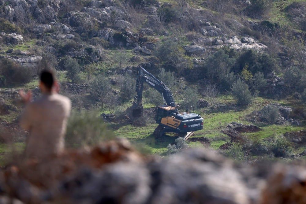 جرافات إسرائيلية وهي تسوي الأراضي الزراعية في بلدة سلات الحارثية، قرب مدينة جنين بالضفة الغربية، (4)