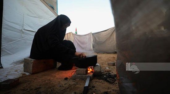 إشعال النيران لطهى الطعام