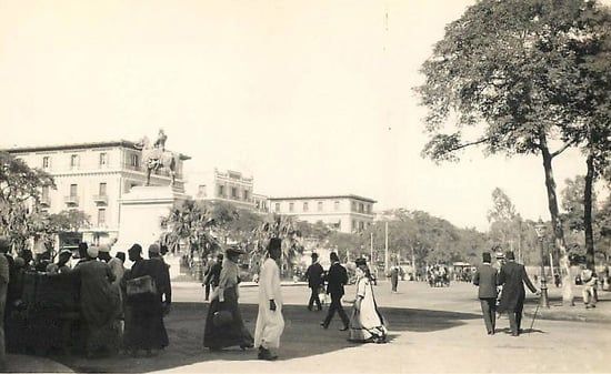 صورة-لحركة-الحياة-والناس-فى-ميدان-الاوبرا-فى-القاهرة-بدايات-القرن-الماضى