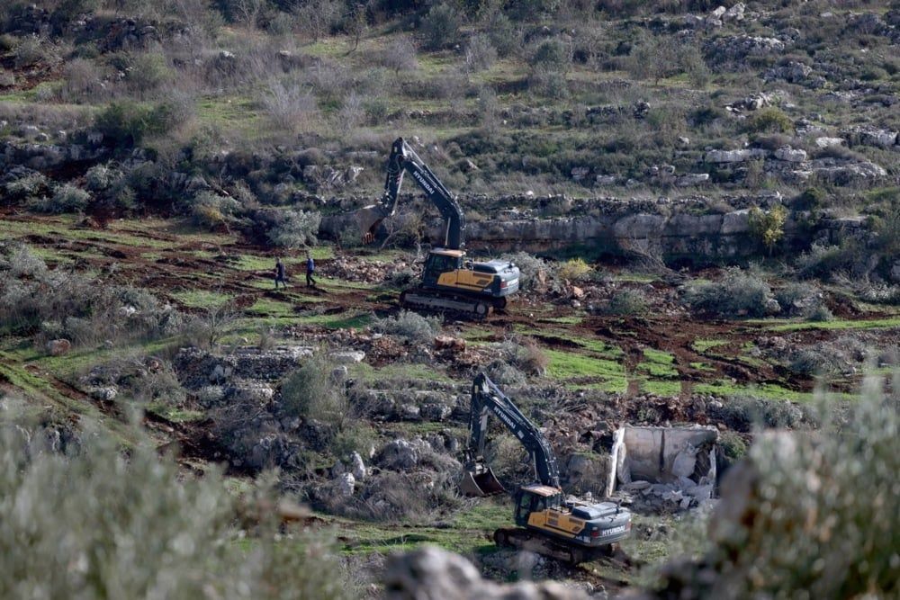 جرافات إسرائيلية وهي تسوي الأراضي الزراعية في بلدة سلات الحارثية، قرب مدينة جنين بالضفة الغربية، (9)