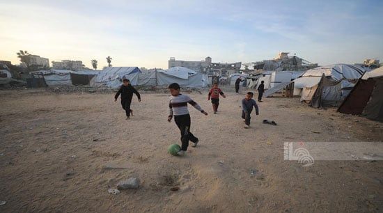 لهو الأطفال وسط الخيام