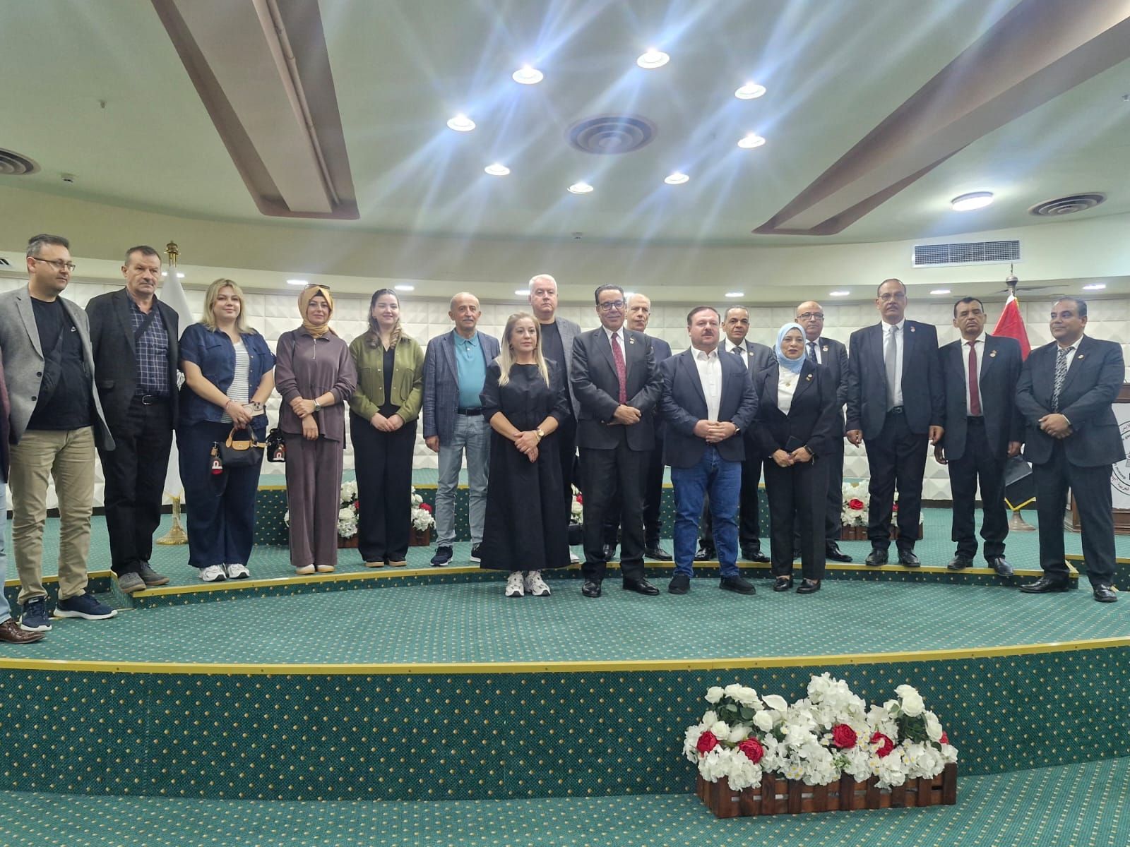 وفد نقابة الغزل والنسيج التركى خلال التقاط صور تذكارية فى مقر النقابة المصرية