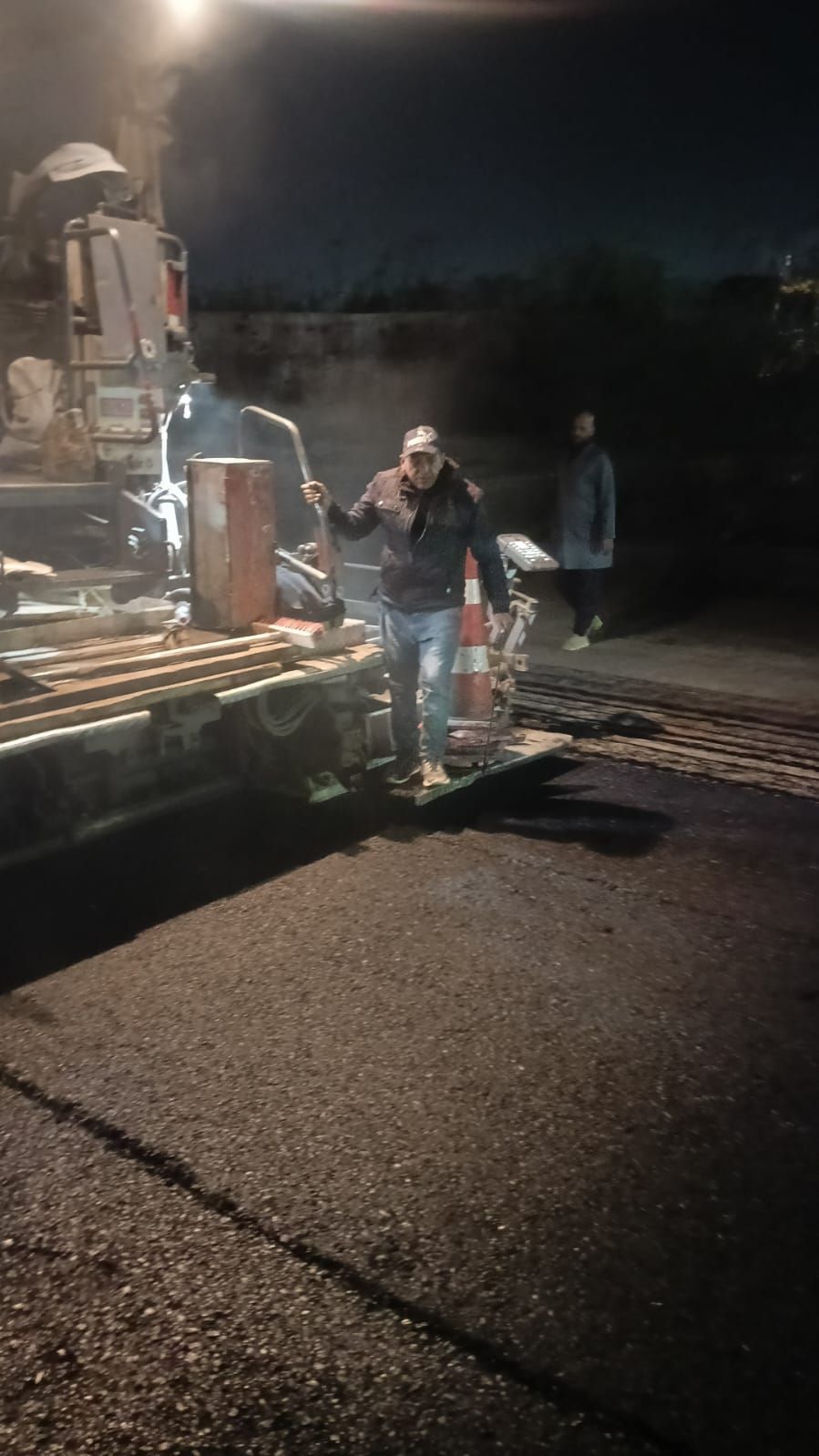 استمرار أعمال الرصف بالشارع