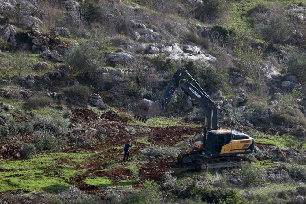 جرافات إسرائيلية وهي تسوي الأراضي الزراعية في بلدة سلات الحارثية، قرب مدينة جنين بالضفة الغربية، (8)