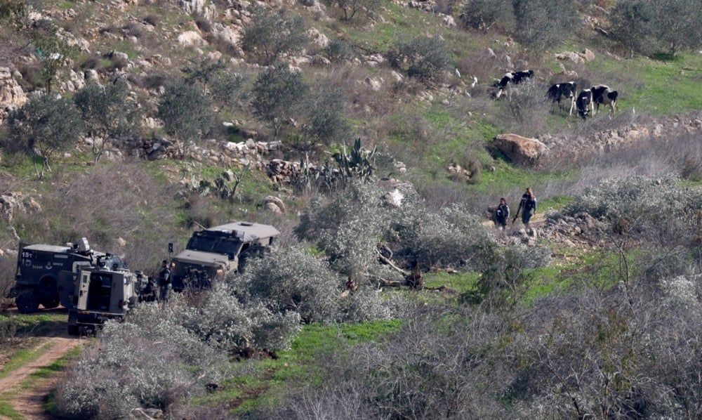 جرافات إسرائيلية وهي تسوي الأراضي الزراعية في بلدة سلات الحارثية، قرب مدينة جنين بالضفة الغربية، (1)