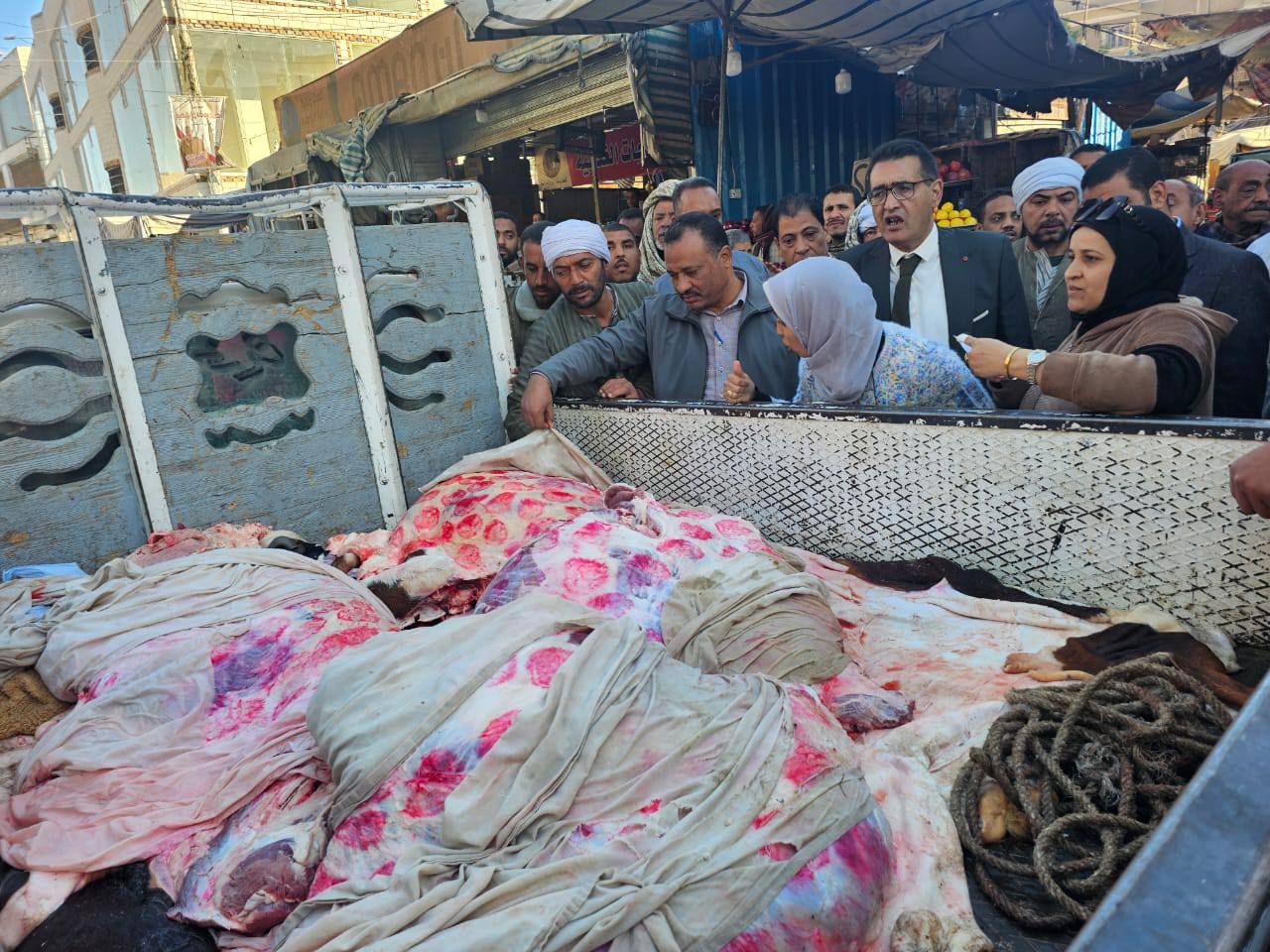ضبط لحوم مذبوحة خارج المجازر الحكومية عليها أختام مزورة بالأقصر