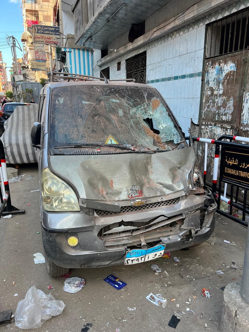 تهشم سيارة اسفل المنزل