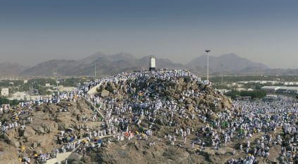 حمله على ظهره وأخوه يبكي.. مصور سعودي ينقذ حاجًّا فقد الوعي
