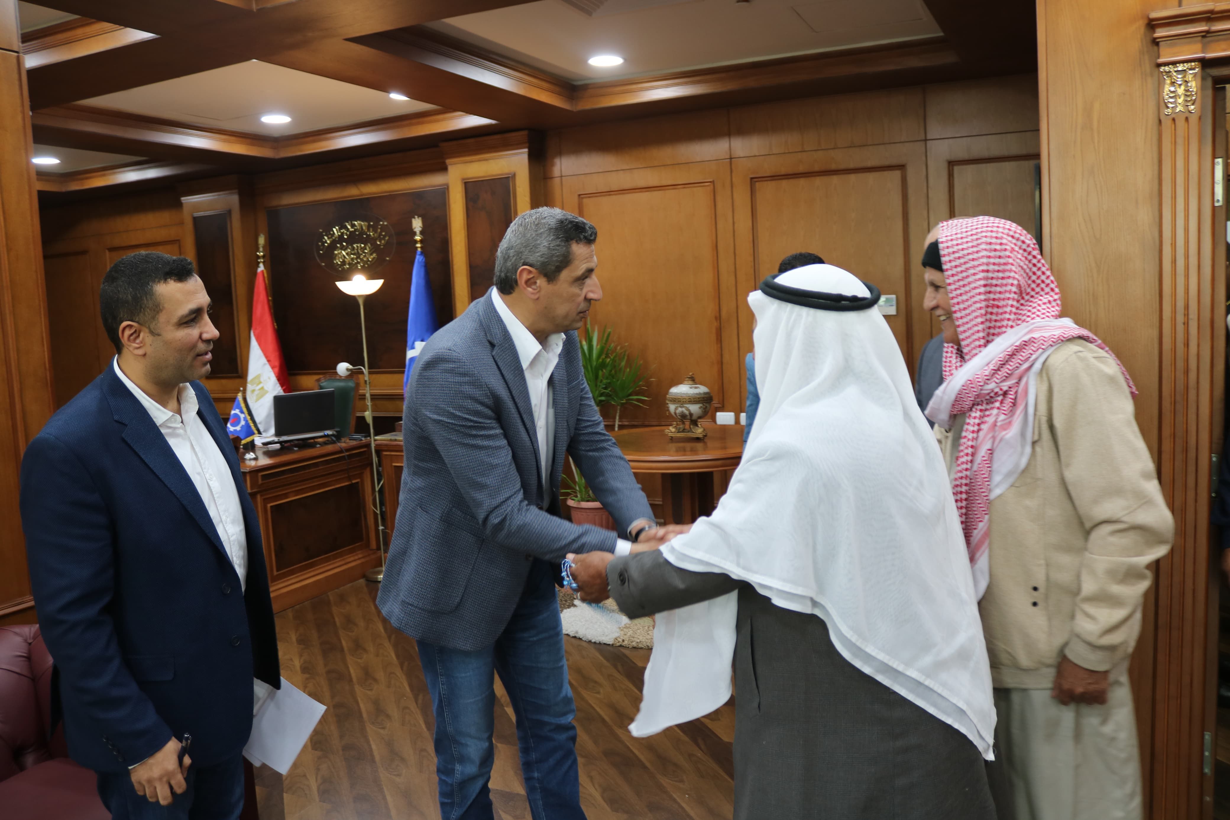محافظ السويس يستقبل مشايخ وعواقل القبائل (4) محافظ السويس يستقبل مشايخ وعواقل القبائل (4)