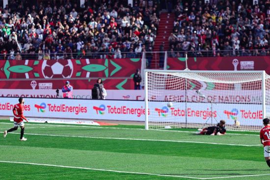 محمد صلاح يسدد ركلة الجزاء