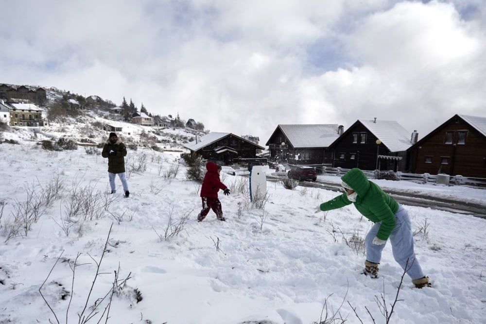 غطت الثلوج العديد من مناطق البرتغال (2) غطت الثلوج العديد من مناطق البرتغال (2)