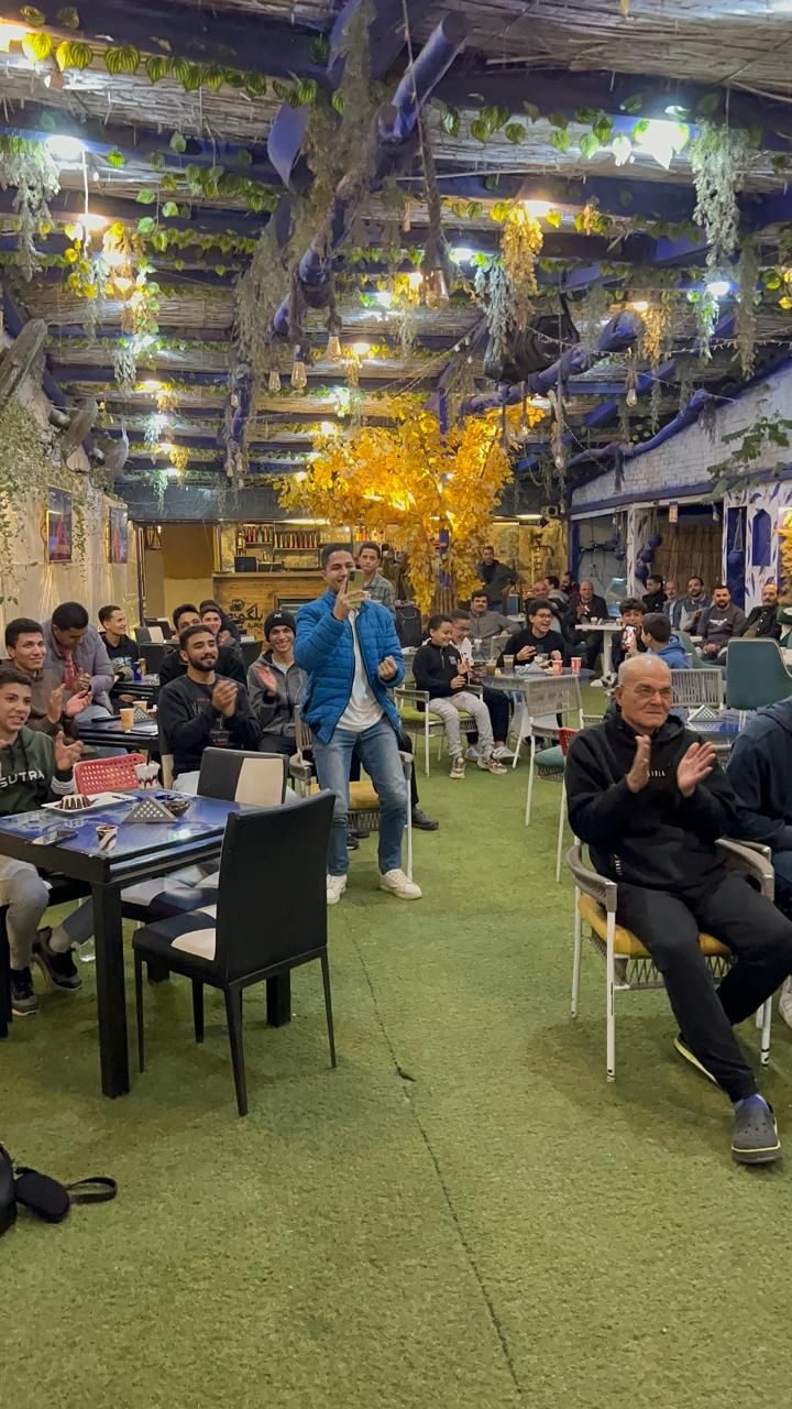 اهتمام كبير علي المقاهي بلقاء المنتخب الوطني