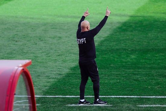 حسام حسن خلال مباراة مصر وجنوب أفريقيا