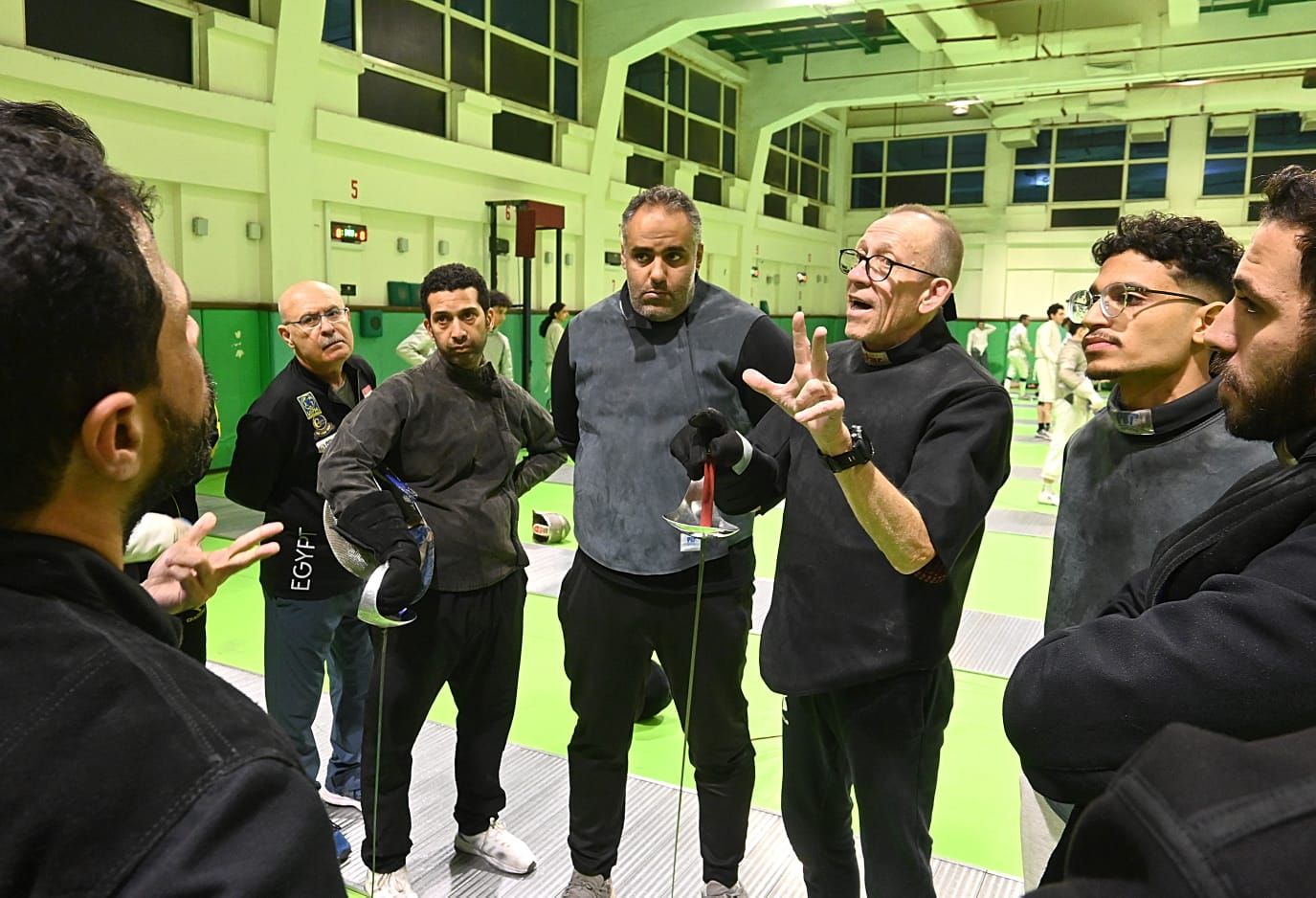 الخبير البولندي يتحدث مع أبطال السلاح