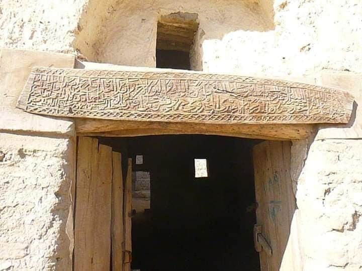 واجهة احد المنازل مسجل عليها بيانات صاحبه منذ العصر العثماني