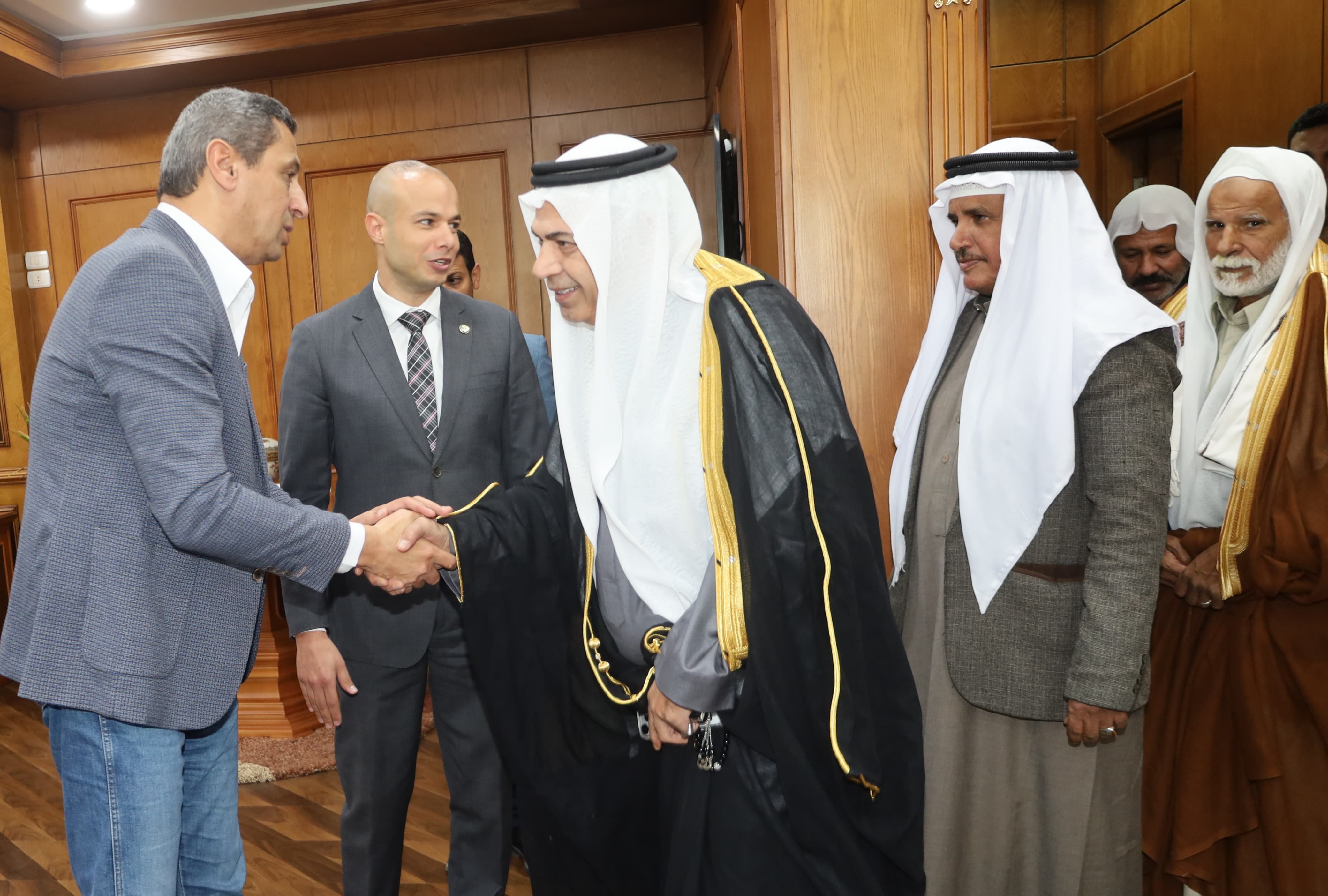 محافظ السويس يستقبل مشايخ وعواقل القبائل (3) محافظ السويس يستقبل مشايخ وعواقل القبائل (3)