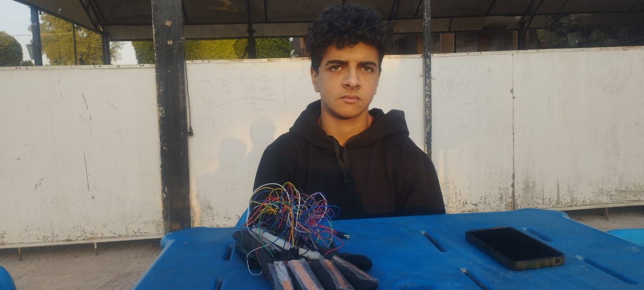 طالب بمدرسة المتفوقين يخترع قلفز يسهم فى الكشف عن الأمراض العصبية (4)