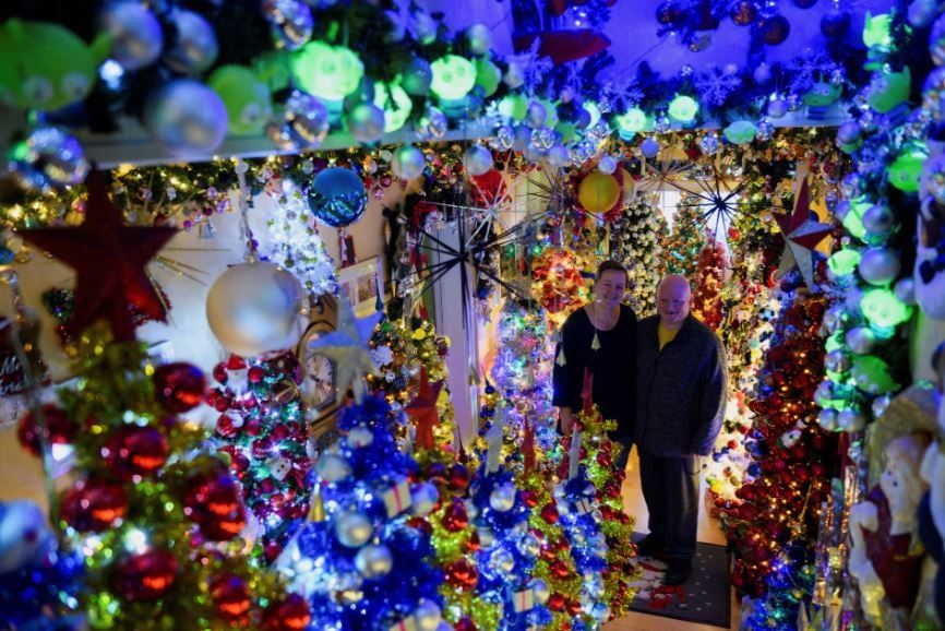 زوجان ألمانيان يحطمان الرقم القياسي العالمي لعدد أشجار عيد الميلاد في المنزل (14)