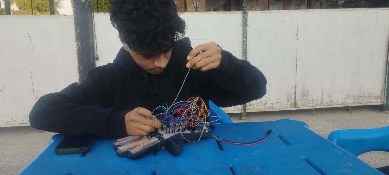 طالب بمدرسة المتفوقين يخترع قلفز يسهم فى الكشف عن الأمراض العصبية (2)