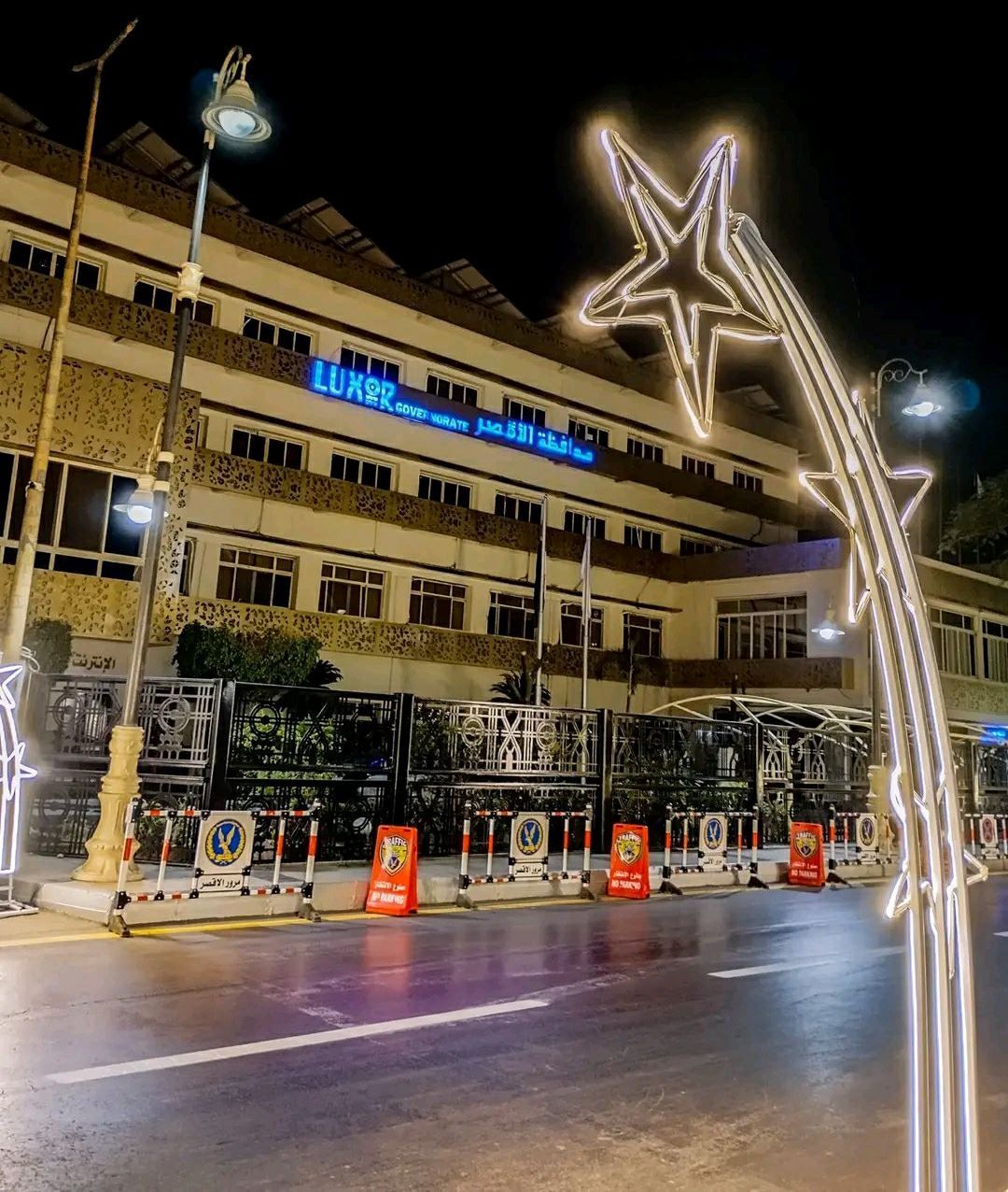 أضواء وتجميل أمام مبنى محافظة الأقصر