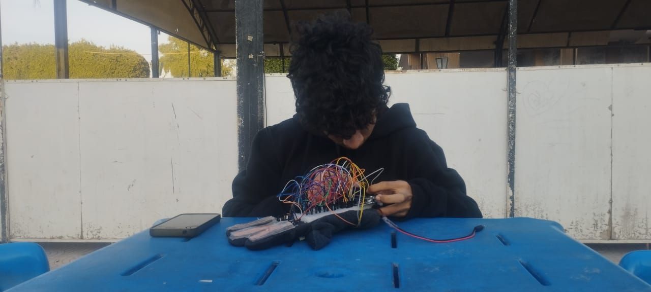 طالب بمدرسة المتفوقين يخترع قلفز يسهم فى الكشف عن الأمراض العصبية (3)