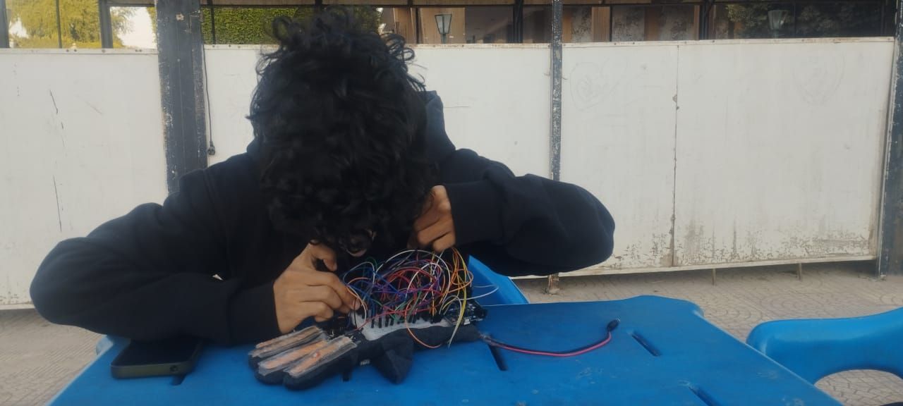 طالب بمدرسة المتفوقين يخترع قلفز يسهم فى الكشف عن الأمراض العصبية (1)