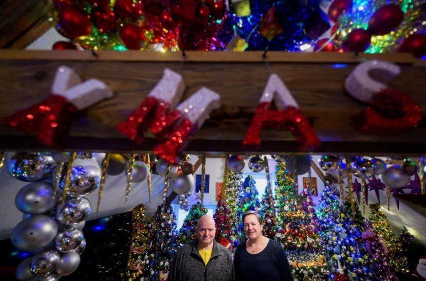 زوجان ألمانيان يحطمان الرقم القياسي العالمي لعدد أشجار عيد الميلاد في المنزل (2)