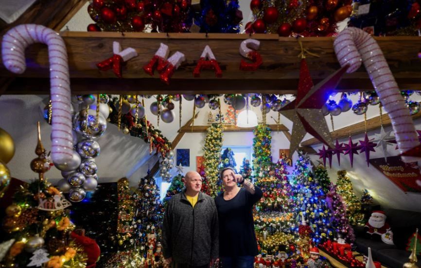 زوجان ألمانيان يحطمان الرقم القياسي العالمي لعدد أشجار عيد الميلاد في المنزل (10)
