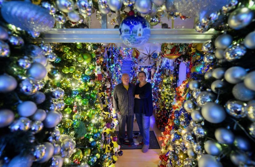 زوجان ألمانيان يحطمان الرقم القياسي العالمي لعدد أشجار عيد الميلاد في المنزل (12)