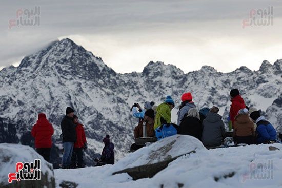 جبال تاترا البولندية تتلألأ بالأبيض وسط حشود كبيرا جبال تاترا البولندية تتلألأ بالأبيض وسط حشود كبيرا