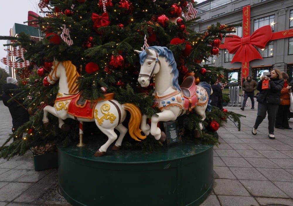 أشجار عيد الميلاد وزينة بابا نويل.. روسيا تتزين استقبالا لـ 2026 (6) أشجار عيد الميلاد وزينة بابا نويل.. روسيا تتزين استقبالا لـ 2026 (6)