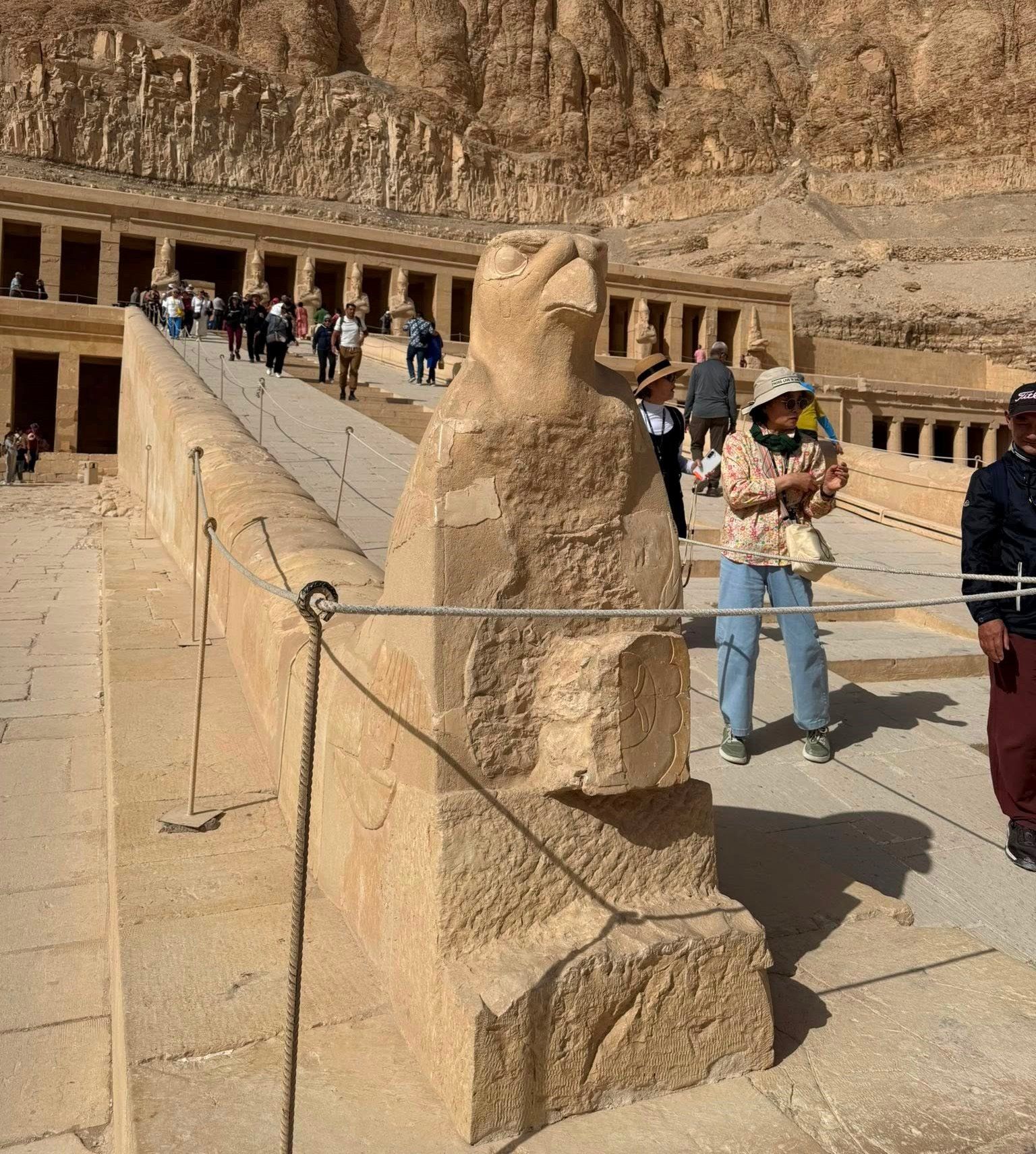 اقبال السائحين فى معبد الملكة حتشبسوت اقبال السائحين فى معبد الملكة حتشبسوت