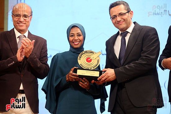 الزميلة نهير عبد النبى تتسلم الجائزة