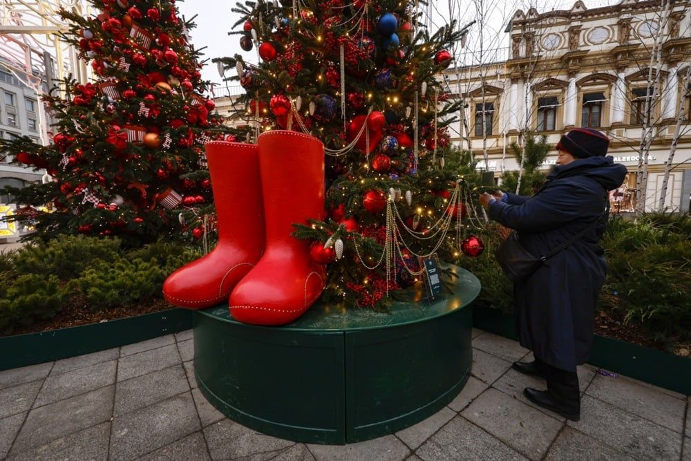 أشجار عيد الميلاد وزينة بابا نويل.. روسيا تتزين استقبالا لـ 2026 (7) أشجار عيد الميلاد وزينة بابا نويل.. روسيا تتزين استقبالا لـ 2026 (7)