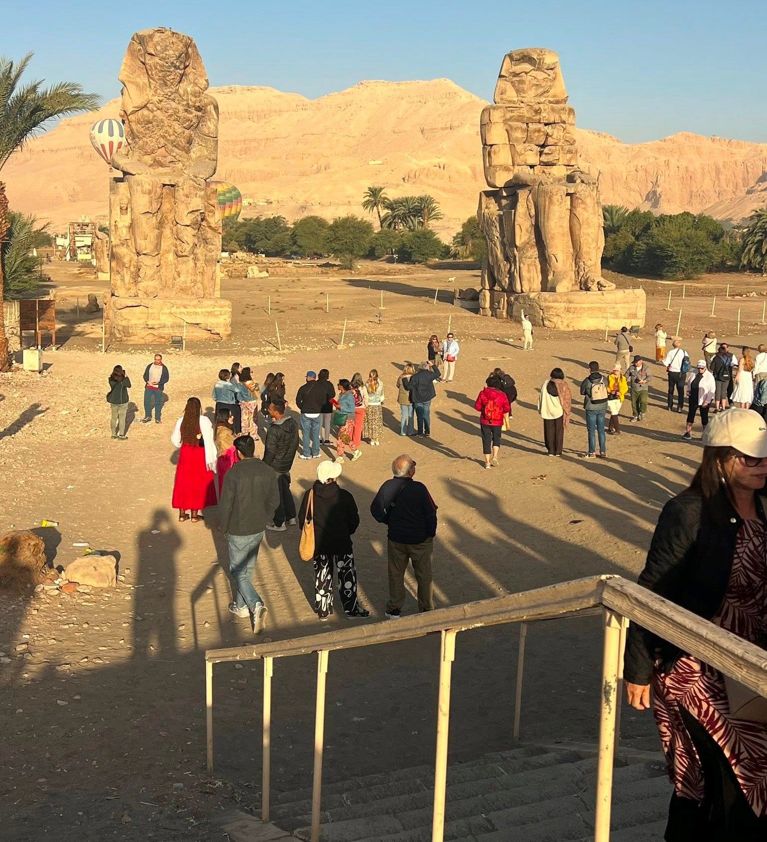 اقبال السائحين فى منطقة تمثالي ممنون غرب الأقصر اقبال السائحين فى منطقة تمثالي ممنون غرب الأقصر