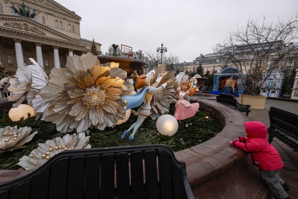 أشجار عيد الميلاد وزينة بابا نويل.. روسيا تتزين استقبالا لـ 2026 (5) أشجار عيد الميلاد وزينة بابا نويل.. روسيا تتزين استقبالا لـ 2026 (5)