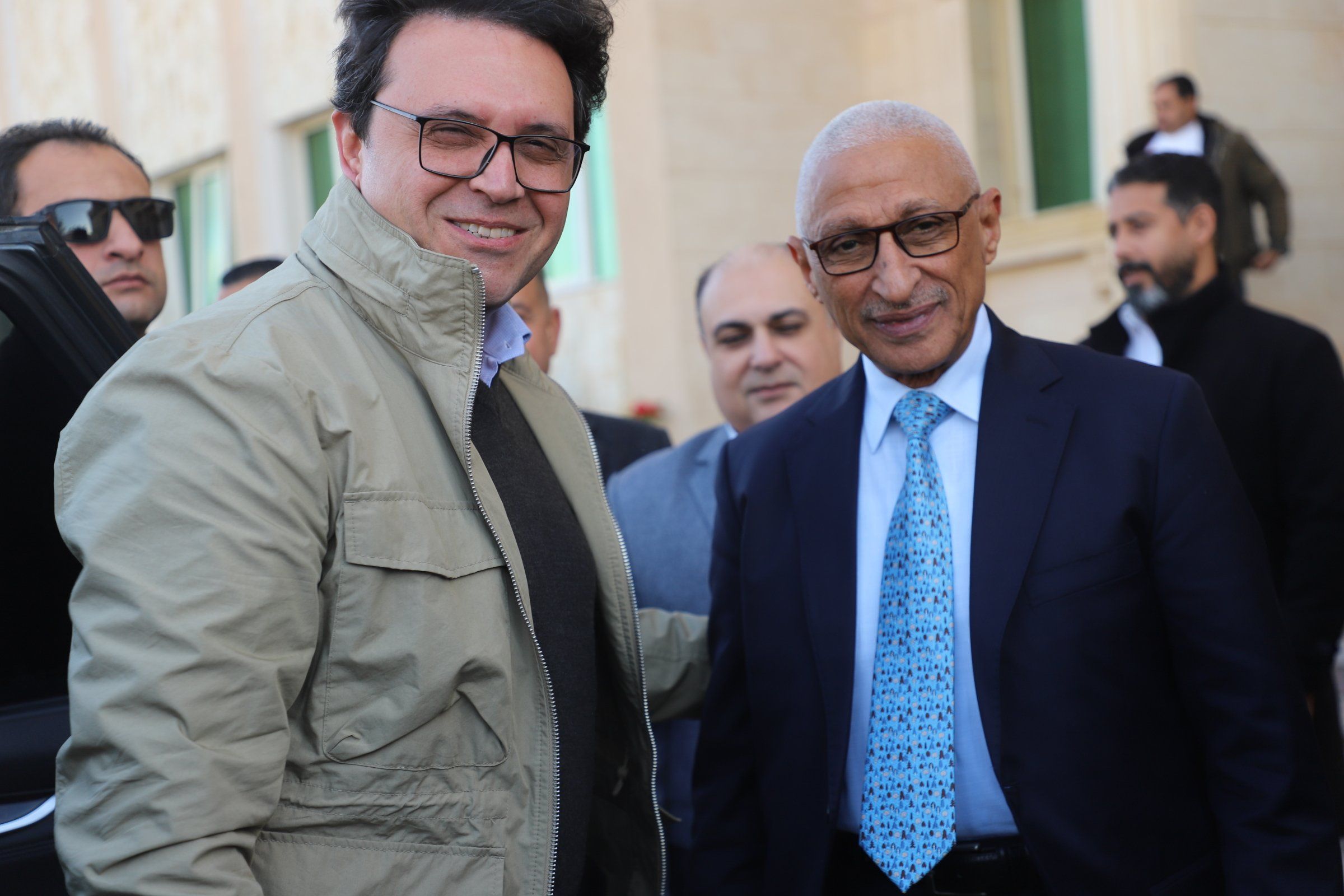 لحظه وصول وزير الثقافه وفي استقباله محافظ شمال سيناء