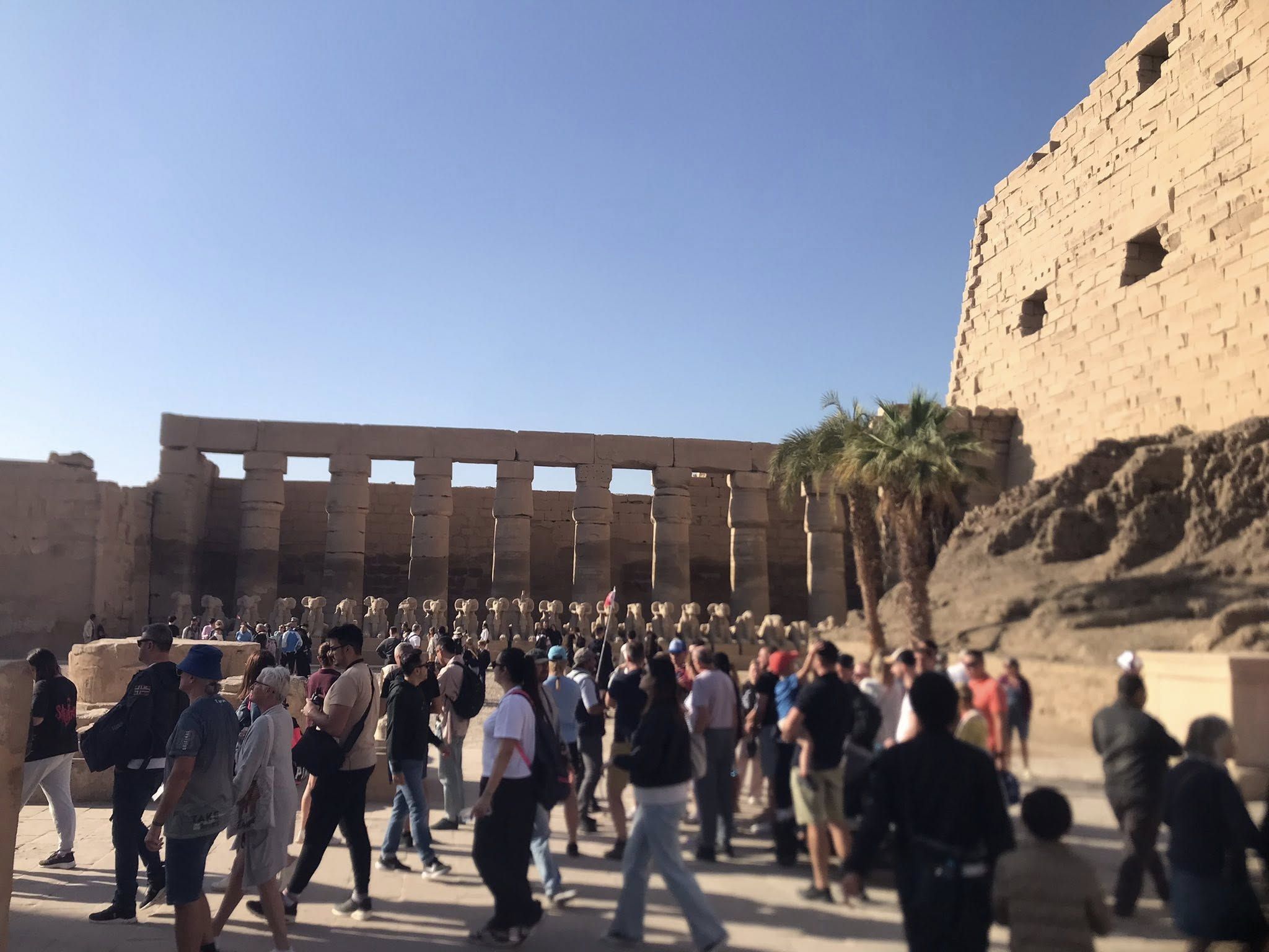 معابد الكرنك تشهد حالة من التوافد السياحى الكبير قبل قدوم ليلة رأس السنة معابد الكرنك تشهد حالة من التوافد السياحى الكبير قبل قدوم ليلة رأس السنة