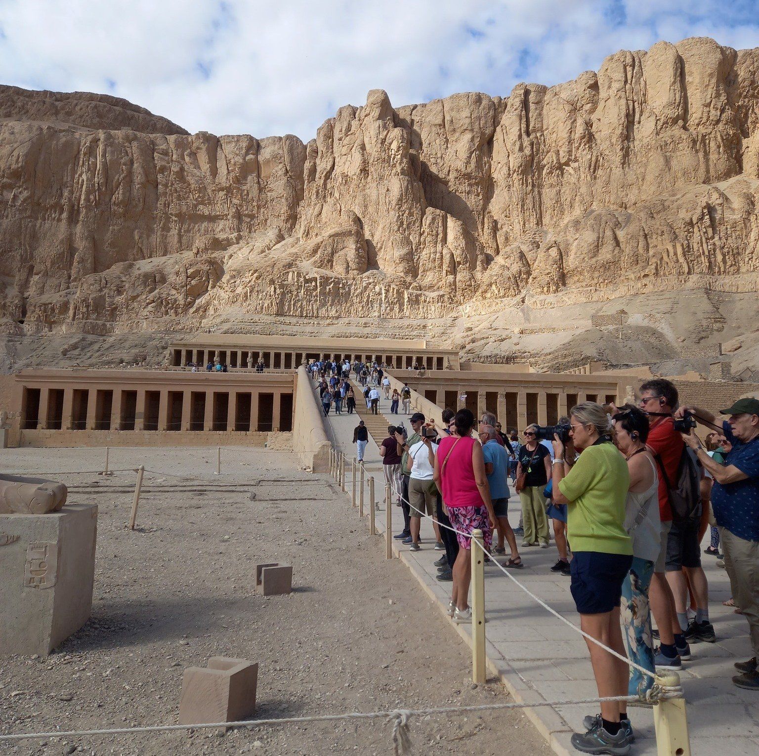 زيارات السائحين فى معبد الملكة حتشبسوت زيارات السائحين فى معبد الملكة حتشبسوت